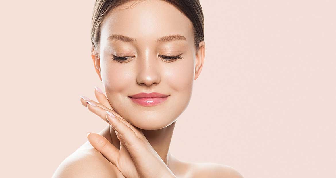 Modelo Com As Mos No Rosto